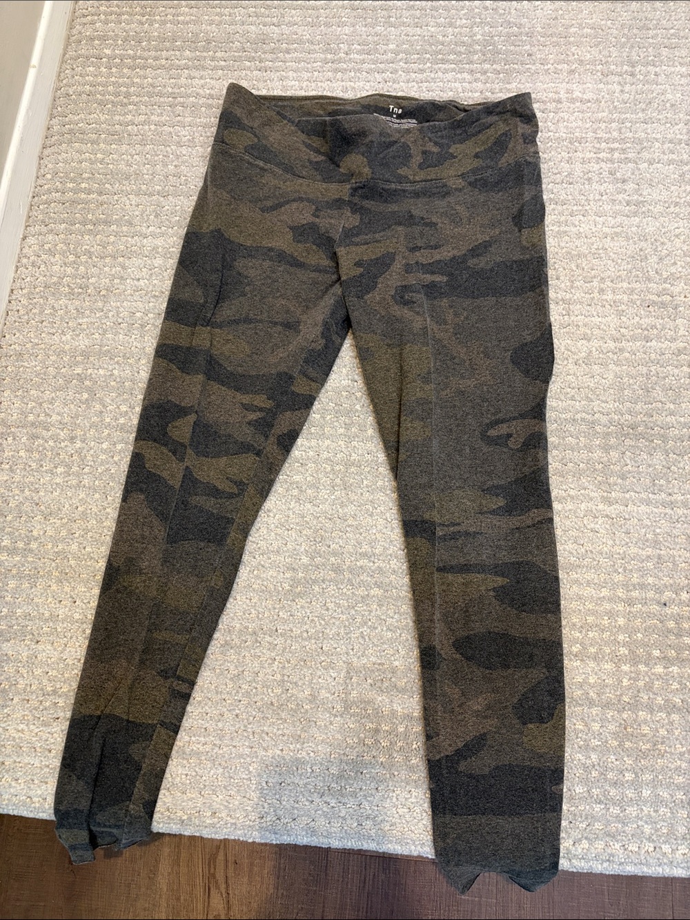 Aritzia Women's Camo Leggings - Olive/Black